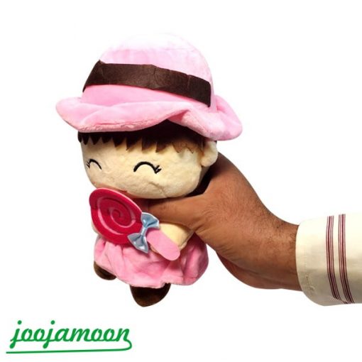عروسک دختر کلاه دار