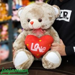عروسک خرس نشسته قلب در دست پاپیون دار